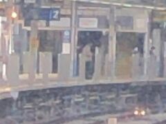 　先頭車両に乗ります。
　まもなく品川駅