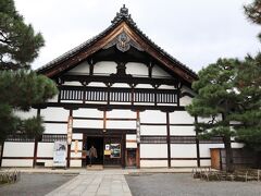 空港から京都八条口までリムジンバスでそこからタクシーで建仁寺へ。
ランチの時間まで駆け足でお参りします。

今回の京都の旅はポテのお散歩さんの「京のお散歩」シリーズを参考にさせていただきました。京都に行くことを伝えたところ情報をたくさんいただき、お寺さんやお店にも確認してくださって本当にありがとうございました。
感謝です。