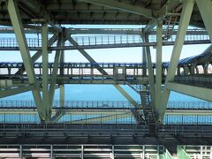 橋のたもとにある
舞子海上プロムナードは、

海面から高さ約47m、
明石海峡へ突出した
延長約317mの「回遊式遊歩道」です。

回遊だけにグルグル回っていると
