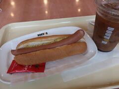 空港で朝食を食べましょう。
鹿児島らしいものが食べたかったけど
ドトールとロイホしか開いていない((+_+))
30年ぶりのジャーマンドックです。。