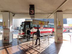札幌の大通ちかくにある、北海道中央バスの札幌ターミナルからバスで旭川へ向かいます。