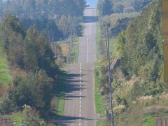 美馬牛駅近くにジェットコースターの路の起点があります。
クルマとか自転車だったら飛ばしたくなるけれど、それは危険です。
時々交差する道路があります。