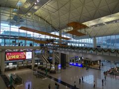 MTRとAiport Expressを乗り継いで7:20空港着。