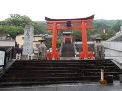 「新地中華街」の後は寺社巡りです。

路面電車で新地中華街電停から崇福寺電停へ移動。
最初に訪れたのは「八坂神社」です。

寛永3（1626）年、地元の人々に崇敬されていた「天王社」に京都祇園社の御神霊を合祀して「祇園宮延寿院」と称したことが起源で、その後、東叡山上野寛永寺の末寺「天台宗寶珠山現應寺」となり、明治維新の神仏分離令により現在の社名となりました。

毎年7月下旬には、長崎の人々に「ぎおんさん」と親しまれている神事「祇園祭」が開催されます。
縁起物の「ほおずき」を買い求める人々で賑わうそうです。