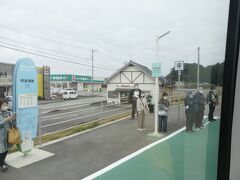 14:06。
JR牟岐線の終点である阿波海南駅に到着です。
事前予約のお客さんと、DMVを見に来た鉄道ファンの皆様がいらっしゃいます。