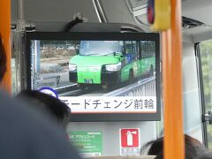 阿波海南駅のモードインターチェンジにて、モードチェンジという、道路を走るバスから線路を走るためにトランスフォームします。

その様子を収録した動画を車内モニターで確認できるようになっていて、乗客の皆様も「ああ、今こんな風になっているのね」と分かるようになっています。

　↓Wikipedia様に動画があるので拝借させていただきます。
https://tinyurl.com/563bjjya

先に行くほど狭くなっているテーパー状のインターチェンジに入ると、線路と鉄輪の位置が合います。

そこで前後の鉄輪を出してあげれば、線路を走れる状態になるのです。
尚、駆動は後輪のゴムタイヤで行いますので、後鉄輪はあくまでガイド＆圧力調整役です。

なので鉄輪走行中は、フロント上がりの姿勢になります。