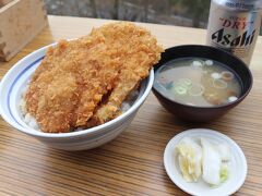 わらじかつ丼でランチ。テラス席が人気です。