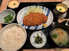 朝からトンカツ！(＾＾；；
「田中田式海鮮食堂 魚忠（東京駅グランスタ）」なのに魚を頼まなかったんだけど…けっこうウマかった～
ということで食べてばかりの１泊２日が終了♪♪