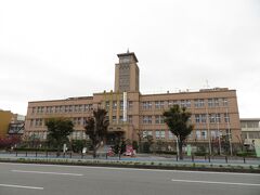 大牟田へ移動。駅近くにある大牟田市庁舎。昭和8年（1934年）に建てられ、現役の市庁舎だが、老朽化、耐震性能不足、バリアフリーへの対応等のため新庁舎の建設が検討されている。