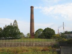 宮浦石炭記念公園。かつて三池炭坑の主力炭坑として明治21年（1888年）～昭和43年（1968年）まで操業していた宮浦抗の跡地に整備された小さな公園。操業開始当時に建てられたボイラー排煙用の煙突が保存されている。