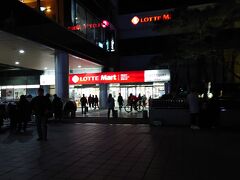 一時間半位、大型犬カフェを楽しみおみやげ探しへ。

ホテル周辺には大型スーパーが無かったのでソウル駅寄り道。