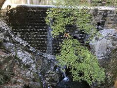 冬のため、水量は少ない。（と思う）
これは雌滝の下の部分だったかなぁ？

神戸公式観光サイトより
「布引の滝は、日本の滝百選に選ばれるほか、那智の滝、華厳の滝と並び日本三大神滝の一つとされる名爆」
布引の滝は一つの滝ではなく、「雌滝（めんたき）「雄滝」（おんたき）「夫婦滝」「鼓ｹﾞ滝」の総称である。