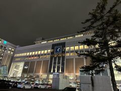 札幌駅に到着したのは17時過ぎ。
予定ではホテルすぐそばの「四季花まる」でお寿司ディナーの予定でしたが...残念、食べられそうにありませんσ^_^;
ホテルに向かう途中のセブンで軽めのご飯買って、まず大浴場。その後お部屋でまったりすることに決定(*´∀｀*)