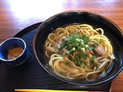 お昼の八重山そばはさっぱり味。
サービスでいただいた油味噌付き白飯がベストマッチでした。