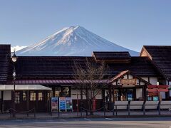 終点の河口湖駅で降りると、駅舎の背後に富士山がドカァーンと聳え立つ(*´∀｀*)

ここからはレンタカーで移動…