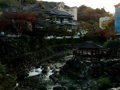 肉まんを食べながら橋に吸い寄せられていくと、
右下に「独鈷の湯」が。
