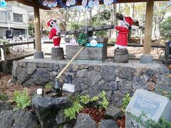 食事の後 この中華屋の前にあるのが白滝公園
可愛らしいキャラクターが
この前に立つとセンサーが反応して 動き出します
手押しポンプを動かして水がジャバジャバと出てどうやら飲めるようです