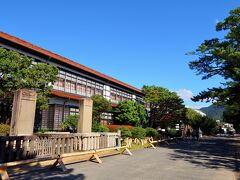 その通りの主要施設ともいうべき、明倫学舎。
明倫小学校の旧校舎を活用した、萩の観光の拠点。
13時半を過ぎたので、この施設の中にあるレストランでランチタイム。