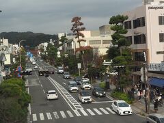 鎌倉駅手前の若宮大路を渡る時、奥の方に見える鶴岡八幡宮に向かってご挨拶。