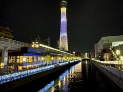 少し歩くと、
高架下に作られた東京ミズマチ。
北十間川沿いに、お洒落なお店が並んでいます。

ちょうど電車が来ました( ﾟ∀ﾟ)