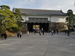 坂下門の前で手荷物検査、ボディーチェックを受けてから坂下門をくぐり登城