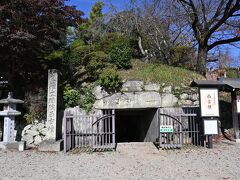 　　飛鳥時代の645年頃に築造された古墳です
　　切り石の美しさがピカイチ！　ほんと美しいの
　　なので中に入って切り石の様子に注目して欲しいです
　　　　
　　キトラ古墳、石舞台古墳、高松塚古墳と同様の特別史跡なのに
　　認知度が前者ほどではないのが残念でなりません
