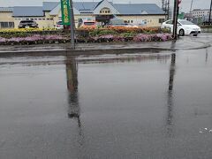 交差点を渡ったところから駅舎を撮影してみました．車がないと，駅からの移動は大変そうです．