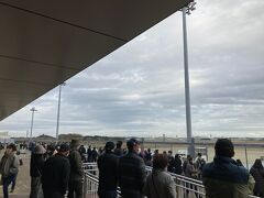 茨城空港ターミナルの送迎デッキ。こちらにも大勢の観衆が集まっている。
こっちの方が中の施設が近いから便利かな。
