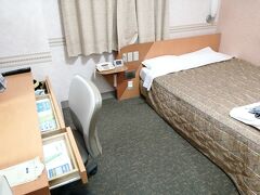 金曜日の夜、東海北陸自動車道経由で富山市へ。

この日の宿は、「ホテルアルファーワン富山荒町」。
1人2600円の支払いで、1000円分の地域クーポンをもらいました。