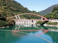 車内放送の観光案内の声は、富山出身の室井滋さん。

黒部川に映える、宇奈月ダム。