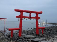 今日 最後の目的地は｢大魚神社 海中鳥居｣。諫早からすぐですが、佐賀県です。
かなり暗くなっていたので写るか微妙だったけど、写真の方が明るく撮れました。