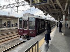 という訳で阪急に乗車。
関東人にとっては阪急のブランドイメージなど無く、電車の塗装が終戦直後の列車か、と思うような色や木目調の内装がアウェイ感を感じさせる列車の一つです。