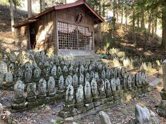 神社の奥には200地蔵があります。
なんとなくのどかです。
古い小さなお地蔵さんがたくさん並びます。