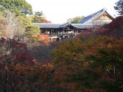 【東福寺】
臥雲橋から眺める通天橋と渓谷・洗玉澗。
京都を代表する紅葉の名所ですが、残念ながら見頃は過ぎているようです。