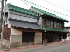 旧平井家住宅という家でした。千葉県のホームページの開設によると、
「佐倉旧城下の町人地に位置し、薪炭や酒を商っていた家。接道する店舗兼主屋の脇には蔵が建っており、背面側に平屋の座敷を接続するなど、近世以来の商家の一般的形態を良く表している。」