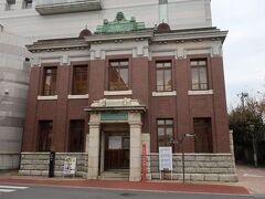 佐倉市立美術館に到着。
正面部分は大正時代に建てられた旧川崎銀行佐倉支店。