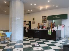 中に入ると１Ｆに喫茶スペースがあります。カフェ ブォナ ジョルナータというオシャレな名前でした。
かなり歩いたのでここで休憩してから美術館を見学することにします。