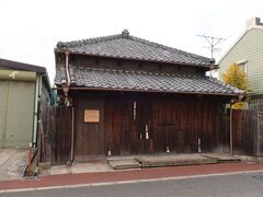 佐倉市立美術館の前の道は成田街道です。
駿河屋という古い家が残っていました。明治時代の呉服商だった家らしいです。
江戸時代には油屋という旅籠だったところで、桂小五郎も宿泊したことがあったんだとか。