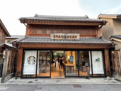 埼玉散歩の最後は川越へ。スタバ好きの僕としてははずせない「川越鐘つき通り店」ヘ。町並みにマッチするリージョナルランドマークストアです。