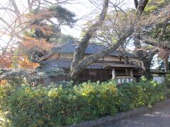 里見公園紫烟草舎　小岩にあった北原白秋の住んでいた建物を、それ以前に住んでいた亀井院のある市川の里見公園に再建された