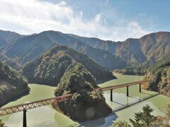 そして現れたのがこちらの景色！
赤い鉄橋と緑の水面、そして青空が素晴らしいですね。