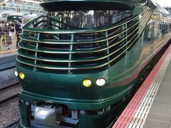大阪駅4番乗り場に停車中の列車は「トワイライトエクスプレス瑞風」がいました。