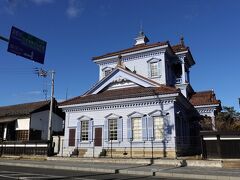 国指定重要文化財・旧鶴岡警察署庁舎
5年に及ぶ修復作業を経て創建当初の姿となり、平成30(2018)年6月に公開されました。綺麗な水色です