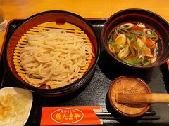 熊谷にて乗り換え
駅中で昼食、肉ネギつけ汁うどん・・・美味し！
すりこぎで薬味を調合しお好みで七味をつくる