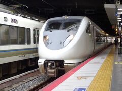 午前中に、新大阪駅始発のくろしお号で、和歌山を目指すことにした。
くろしお号は今年から全列車指定席になっていた。本数も昔より減っている。
大阪から距離がある和歌山は人口減少が進んでおり、産業観光とも厳しい状況。
そのうえ21世紀になって急速に高速道路が延び、それらがもろに鉄道に影響を及ぼしている。
振り子車両381系は既に引退、現在は車体傾斜機構のない一般的な特急車両になっている。
乗車した列車はさらに、北陸線で使用されていた683系を直流専用に改造した中古車289系だった。
天王寺駅のアプローチ線が改良され、列車のほとんどは新大阪発着になり、新大阪から和歌山まではちょうど1時間で走る。

