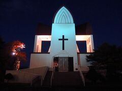 1979年に建てられた聖ヨハネ教会。闇の中に赤い光とともに浮かぶ姿は少し怖い？？でも函館を代表する教会の１つなのです。