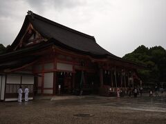 祇園バス停で下車し八坂神社を通り抜けます。
