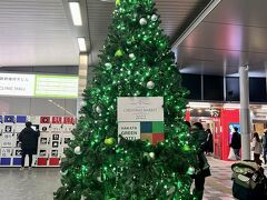 地下鉄に乗って博多駅に戻ってきました。

グリーンのクリスマスツリーは博多グリーンホテルのもののようです。

グリーン・・・なるほど！（笑）