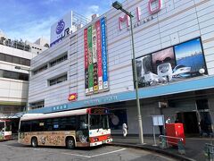 和歌山駅。
和歌山市街地の東端にあり、市の中心や和歌山城へは、南海電車の和歌山市駅の方が近い。駅と市中心部の間はバスの本数も多く、比較的便利。和歌山城までは日中も頻発している。
阪和線は昭和5年に阪和鉄道として和歌山まで開業と、前身は私鉄である。平成初期は本数も多く、天王寺から和歌山まで走る電車も、1時間当たり普通3本、快速3本、特急1本から2本と、本数も多く、天王寺から紀勢本線へ直通する快速も1時間毎にあった。代わりに車両は、103系がメインだった。今は223系、225系といった転換クロスシート車に統一されたかわりに本数は紀州路快速4本と特急1本と減少している。
阪和線快速は昔に比べ明らかに遅くなり、停車駅も増えており、今は天王寺と和歌山の間は1時間以上かかる。国鉄時代は45分で走破していた時代もあった。
そのかわり、日中は全列車が大阪駅まで直通する。
この状況は、実は、競争相手の南海電車も変わらない。