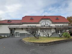 最初に向かったのは、旧栃木駅舎を保存している場所。
昔の東武駅の雰囲気がします（笑）

スーパーカーミュージアムとして転用されていますが、今は臨時休館中なんですよね。。